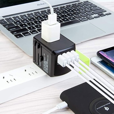 SWIFT Travel Adapter Triple USB and Type-C Charger 05